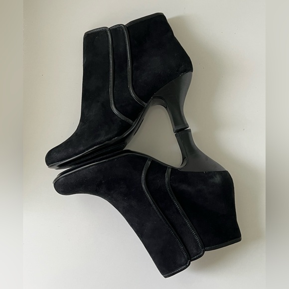 Sofft Black Suede Leather Side Zipper Ankle Boots Victorian Booties Size 9 W - Picture 4 of 16